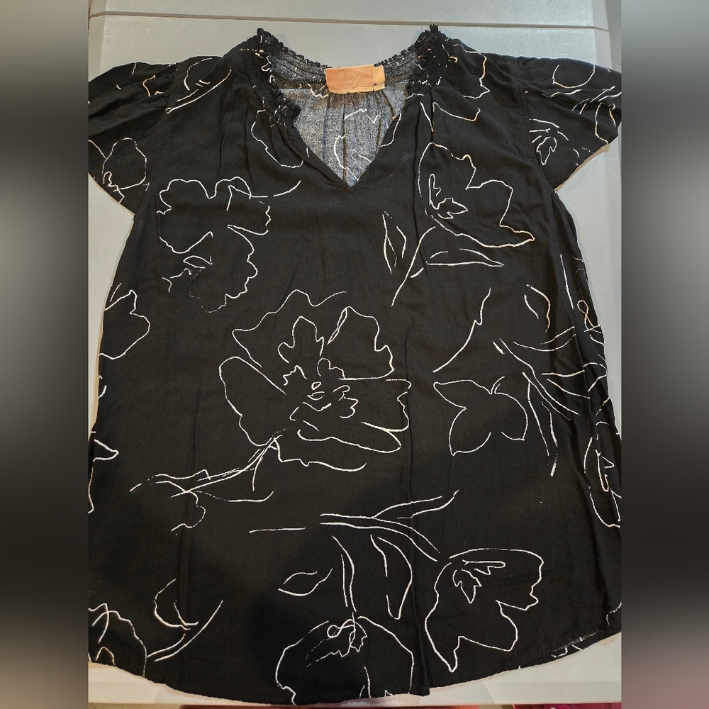 EVRI Black Blouse with White Floral Design (4c10)
